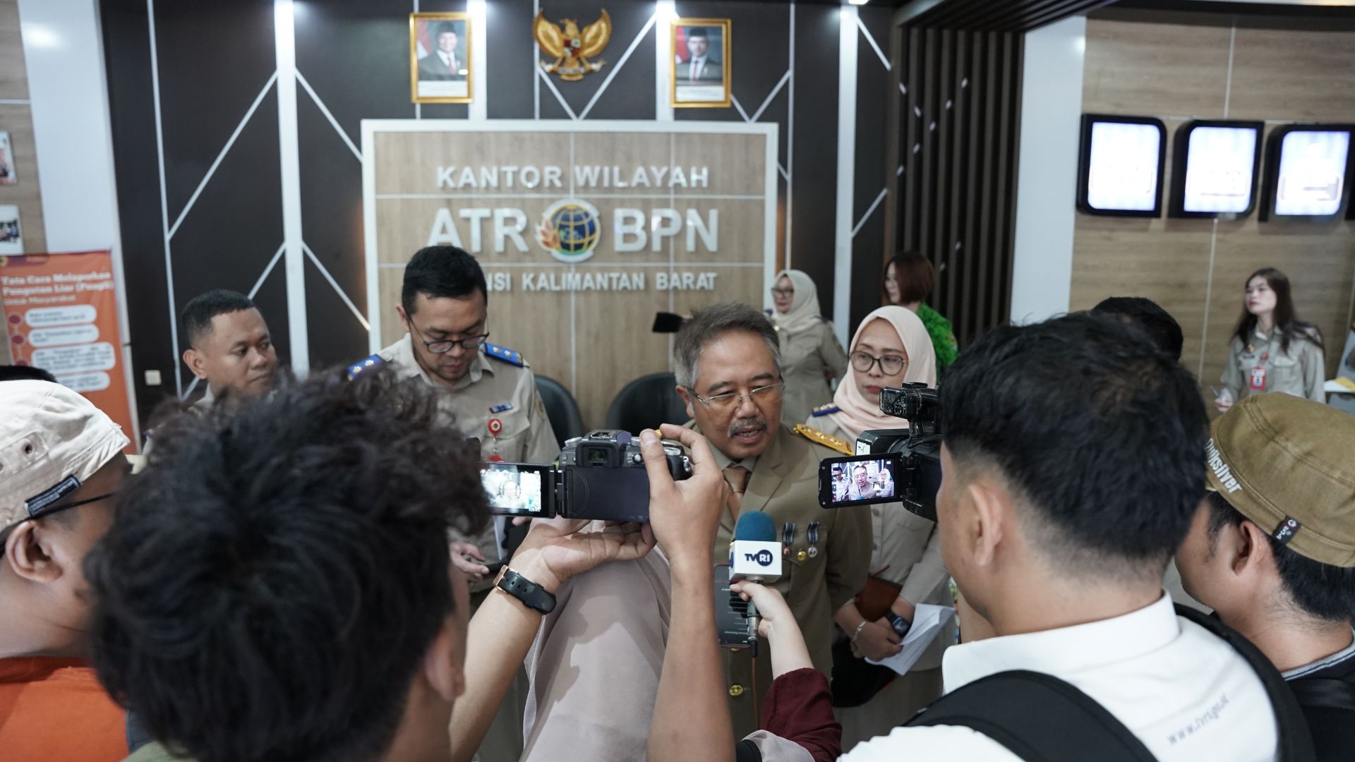 Dihadapan Para Awak Media, Kakanwil BPN Provinsi Kalbar Sampaikan Capaian Kinerja Di Momen HANTARU 2025