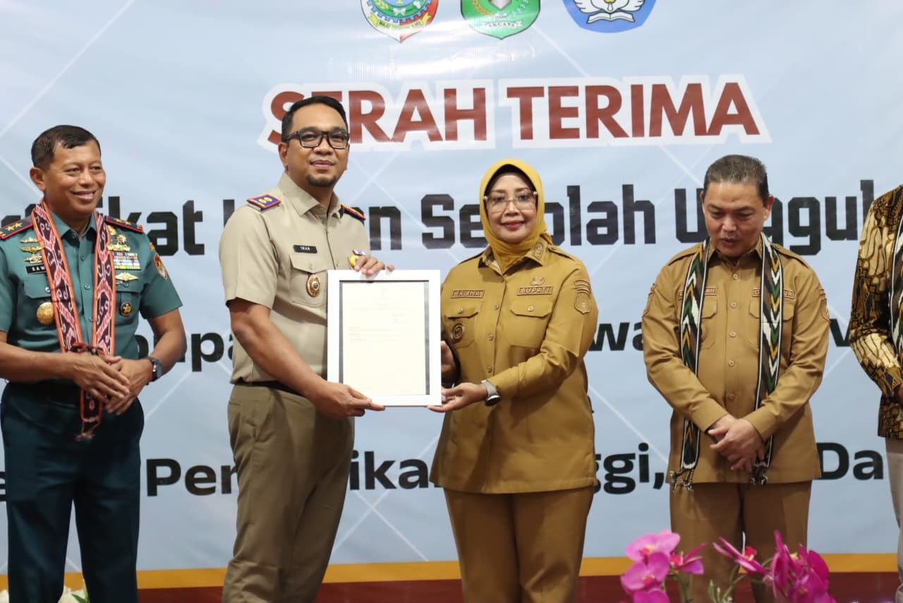 Kepala Kantor Pertanahan Mempawah Serahkan Sertipikat Lahan Sekolah Unggul Garuda kepada Bupati