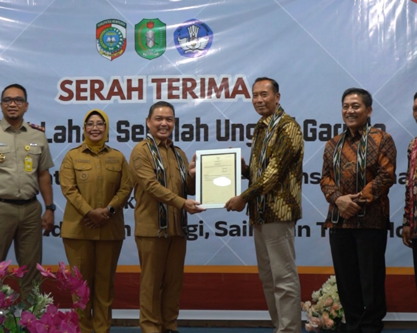 Pemkab Mempawah Serahkan Sertipikat Lahan Sekolah Unggul Garuda ke Kemendiktisaintek
