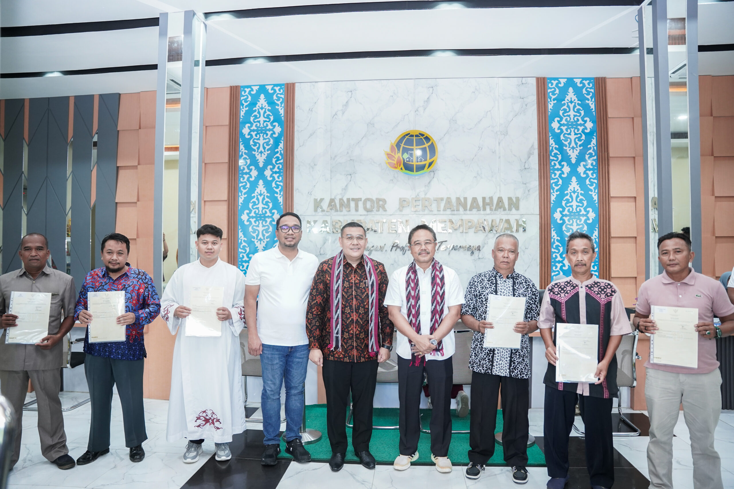 Wamen ATR/BPN Serahkan Tujuh Sertipikat Hak Atas Tanah kepada Masyarakat Mempawah