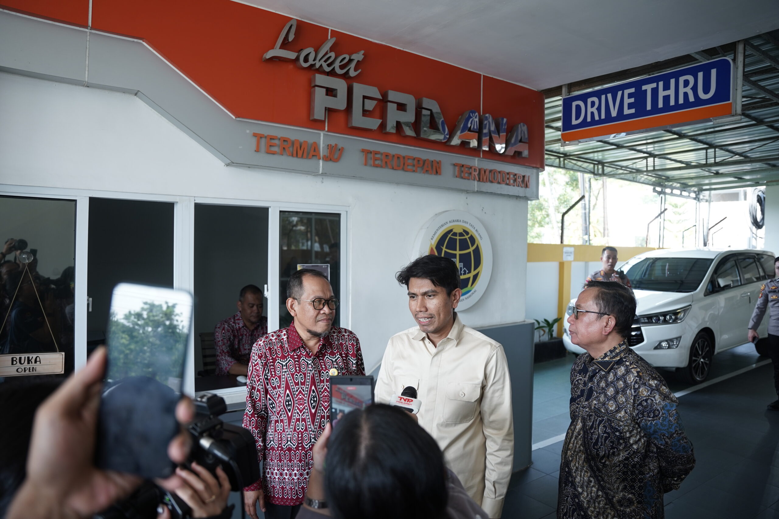 Komisi II DPR RI Tinjau Inovasi Layanan Drive Thru di Kantor Pertanahan Kota Pontianak