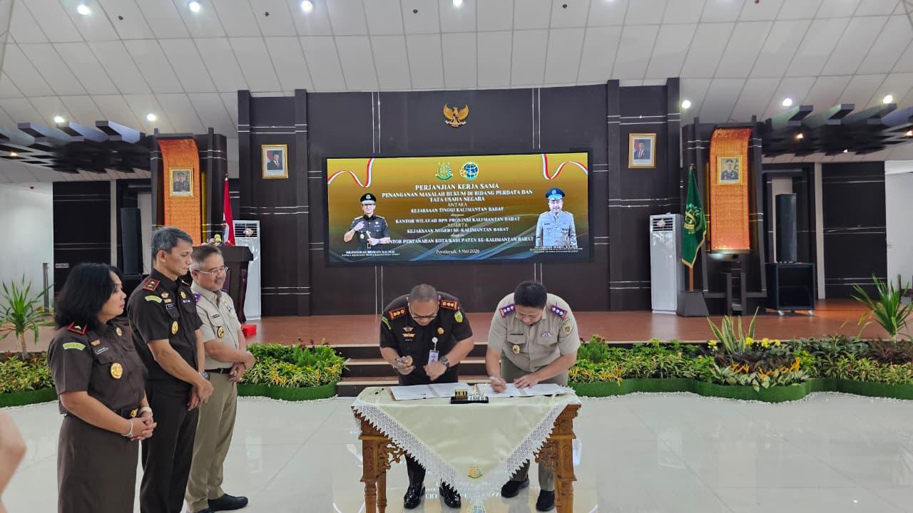 Penandatanganan Perjanjian Kerja Sama (PKS) Penanganan Masalah Hukum di Bidang Perdata dan Tata Usaha